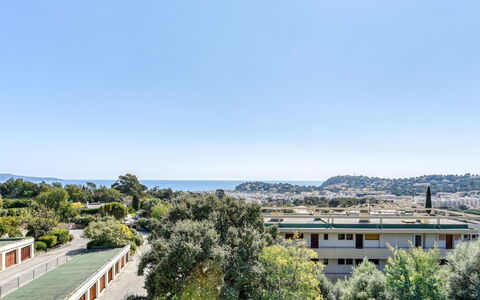 Cavalaire 158: Eigendom, Lucht, Woongebied, Onroerend Goed, Architectuur, Huis, Gebouw, Boom, Dak, Stedelijk Gebied