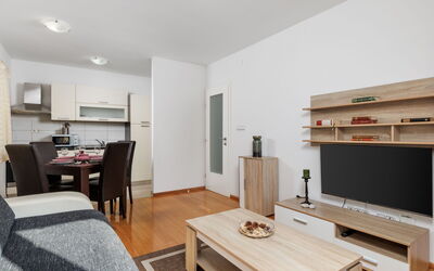 Leko 117.1: Meubilair, Interieur Ontwerp, Flooring, Hout, Verdieping, Kamer, Tafel, Televisie, Plafond, Woonkamer