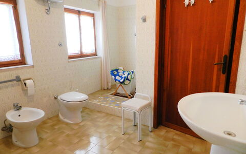 Giuga: Badkamer, Kamer, Eigendom, Verdieping, Gebouw, Interieur Ontwerp, Huis, Tegel, Loodgieterswerkinrichting, Onroerend Goed