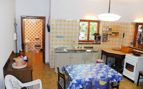 Giuga: Kamer, Eigendom, Meubilair, Interieur Ontwerp, Gebouw, Huis, Tafel, Keuken, Verdieping, Huis