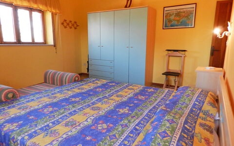 Giuga: Bed, Slaapkamer, Laken, Kamer, Eigendom, Meubilair, Verdieping, Bed Frame, Matras, Bedding