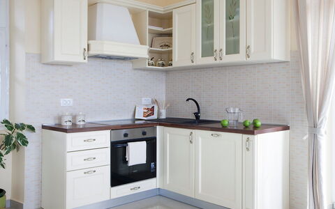 Bea: Meubilair, Cabinetry, Kamer, Keuken, Eigendom, Countertop, Interieur Ontwerp, Tegel, Gebouw, Materiële Goederen
