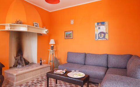 Bea: Kamer, Oranje, Woonkamer, Eigendom, Meubilair, Geel, Interieur Ontwerp, Rood, Plafond, Muur