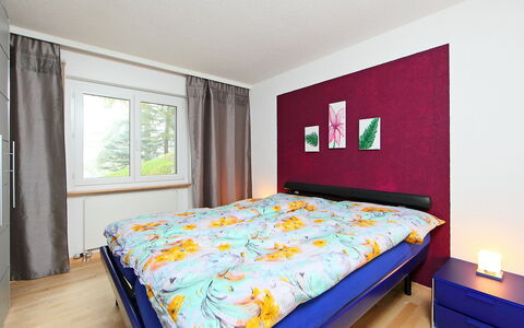 Sonnhalde B: Slaapkamer, Bed, Laken, Meubilair, Kamer, Eigendom, Bedding, Matras, Bed Frame, Interieur Ontwerp