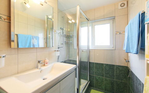 Sonnhalde B: Badkamer, Eigendom, Kamer, Interieur Ontwerp, Gebouw, Onroerend Goed, Tegel, Loodgieterswerkinrichting, Architectuur, Huis