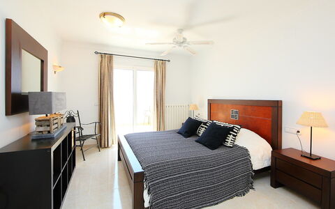 Karibuni: Slaapkamer, Meubilair, Bed, Kamer, Eigendom, Laken, Interieur Ontwerp, Bed Frame, Bedding, Gebouw