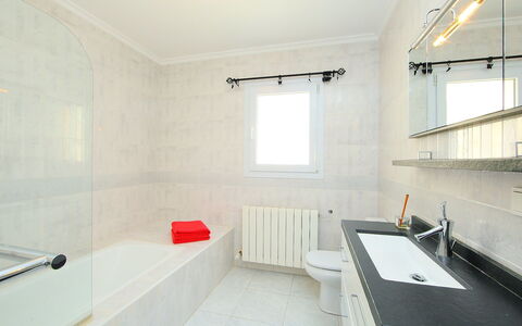 Karibuni: Eigendom, Kamer, Badkamer, Interieur Ontwerp, Gebouw, Verdieping, Tegel, Huis, Plafond, Onroerend Goed