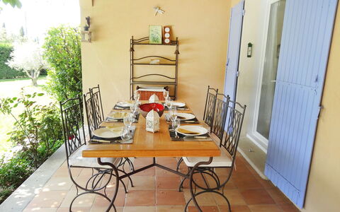 Le Bouloulou: Kamer, Eigendom, Meubilair, Geel, Tafel, Interieur Ontwerp, Gebouw, Huis, Eetkamer, Huis