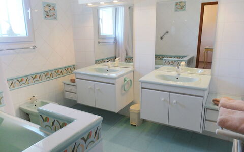Le Bouloulou: Badkamer, Eigendom, Kamer, Bad, Interieur Ontwerp, Huis, Verdieping, Gebouw, Wastafel, Onroerend Goed