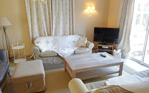 Le Bouloulou: Kamer, Meubilair, Eigendom, Interieur Ontwerp, Slaapkamer, Bed, Gebouw, Suite, Verdieping, Tafel