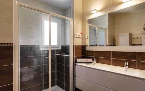 Résidence Cap Marine: Badkamer, Eigendom, Kamer, Tegel, Interieur Ontwerp, Gebouw, Meubilair, Architectuur, Onroerend Goed, Verdieping