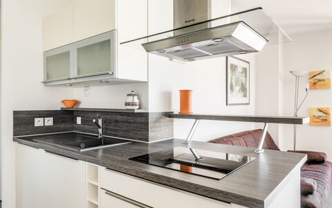 Résidence Cap Marine: Countertop, Keuken, Kamer, Eigendom, Cabinetry, Meubilair, Interieur Ontwerp, Fornuis, Gebouw, Huis