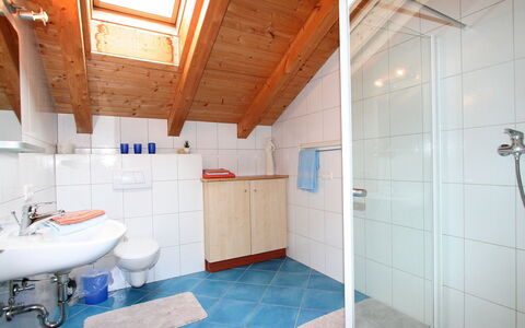 Frischmann: Badkamer, Kamer, Eigendom, Gebouw, Interieur Ontwerp, Huis, Architectuur, Plafond, Verdieping, Daylighting