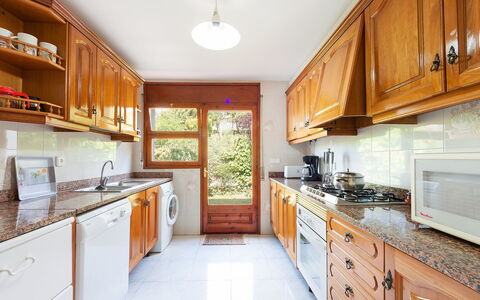 Mas Vila: Countertop, Eigendom, Cabinetry, Kamer, Keuken, Meubilair, Gebouw, Geel, Onroerend Goed, Interieur Ontwerp
