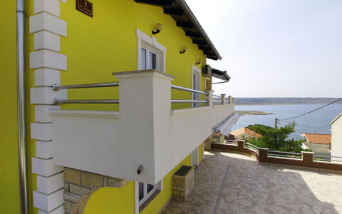 Novigrad (Zadar) 126: Fabriek, Gebouw, Eigendom, Lucht, Venster, Schaduw, Hout, Huis, Geel, Water