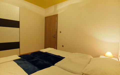 Novigrad (Zadar) 126: Kamer, Bed, Slaapkamer, Eigendom, Meubilair, Interieur Ontwerp, Plafond, Muur, Bed Frame, Geel