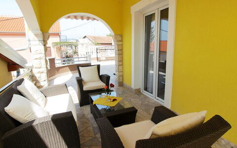 Novigrad (Zadar) 126: Eigendom, Kamer, Geel, Interieur Ontwerp, Gebouw, Woonkamer, Meubilair, Huis, Onroerend Goed, Huis