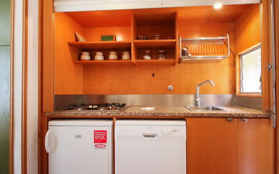 Al Pino 60 400.3: Kamer, Cabinetry, Eigendom, Keuken, Meubilair, Oranje, Countertop, Kast, Interieur Ontwerp, Gebouw