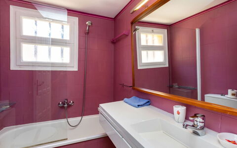 Bella Vista: Kraan, Eigendom, Loodgieterswerkinrichting, Venster, Bad, Wastafel In De Badkamer, Gebouw, Wastafel, Badkamerkast, Purper