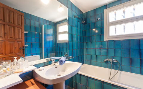 Bella Vista: Badkamer, Kamer, Eigendom, Turkoois, Interieur Ontwerp, Gebouw, Architectuur, Tegel, Huis, Onroerend Goed