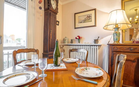 Cardella: Tafel, Meubilair, Fotolijst, Eigendom, Tableware, Dishware, Stoel, Verlichting, Hout, Bord