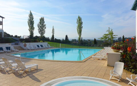 Les Terrasses D'Arcangues: Zwembad, Buitenmeubels, Toevlucht, Vrije Tijd, Stoel, Ligstoel, Eco Hotel, Badplaats, Paraplu, Thermae