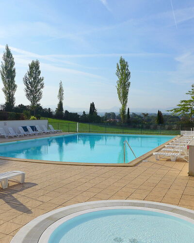 Les Terrasses D'Arcangues: Zwembad, Buitenmeubels, Toevlucht, Vrije Tijd, Stoel, Ligstoel, Eco Hotel, Badplaats, Paraplu, Thermae