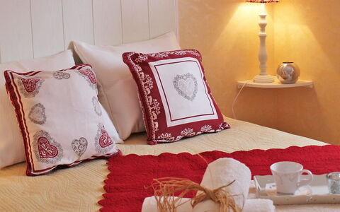 Le Clos des Sapins: Hoofdkussen, Kussen, Slaapkamer, Bedding, Laken, Meubilair, Kamer, Kussen Gooien, Rood, Bed