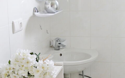 Le Clos des Sapins: Badkamer, Wit, Tegel, Kraan, Muur, Kamer, Eigendom, Ceramic, Badkamer Accessoire, Loodgieterswerkinrichting