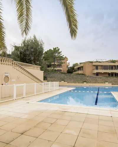 Héraclée: Lucht, Eigendom, Water, Gebouw, Azure, Boom, Fabriek, Arecales, Stedelijk Ontwerp, Zwembad