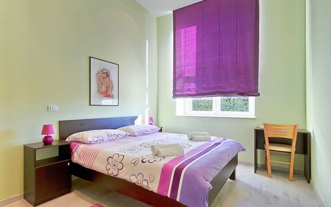Old School House: Slaapkamer, Bed, Meubilair, Kamer, Laken, Eigendom, Interieur Ontwerp, Bed Frame, Roze, Matras