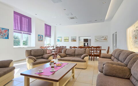 Old School House: Woonkamer, Kamer, Meubilair, Interieur Ontwerp, Eigendom, Koffietafel, Tafel, Gebouw, Huis, Purper
