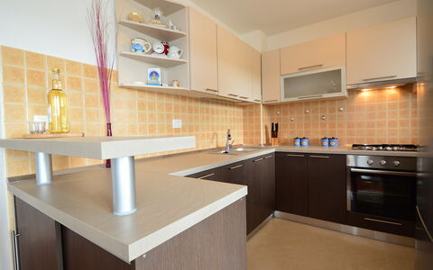 Šverko: Countertop, Kamer, Eigendom, Cabinetry, Keuken, Meubilair, Interieur Ontwerp, Gebouw, Verdieping, Multiplex