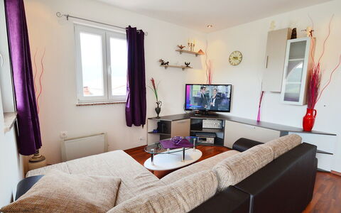 Šverko: Kamer, Eigendom, Meubilair, Interieur Ontwerp, Slaapkamer, Woonkamer, Gebouw, Bed, Purper, Huis