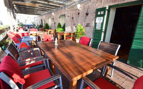 Karlobag 103: Tafel, Meubilair, Hout, Interieur Ontwerp, Stoel, Gebouw, Fabriek, Flooring, Vrije Tijd, Buitenmeubels