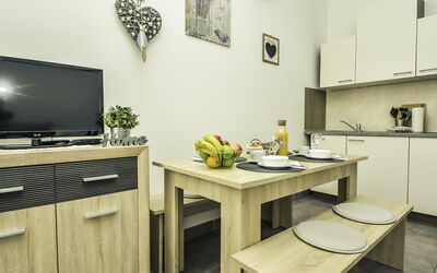 Snježana 103.1: Meubilair, Eigendom, Tafel, Countertop, Cabinetry, Gebouw, Keuken, Fotolijst, Interieur Ontwerp