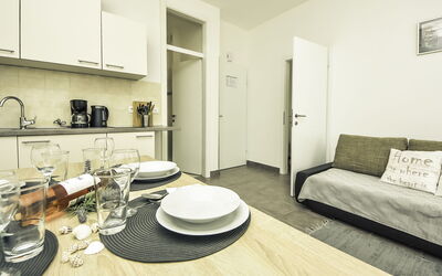 Snježana 103.3: Meubilair, Eigendom, Gebouw, Hout, Cabinetry, Comfort, Tafel, Interieur Ontwerp, Flooring, Woonkamer