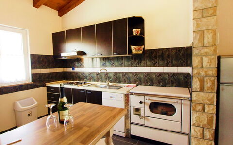 Villa Ana: Countertop, Kamer, Eigendom, Keuken, Fornuis, Cabinetry, Meubilair, Interieur Ontwerp, Gebouw, Huis