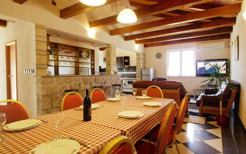 Villa Ana: Kamer, Gebouw, Eigendom, Interieur Ontwerp, Eetkamer, Restaurant, Tafel, Meubilair, Huis, Onroerend Goed