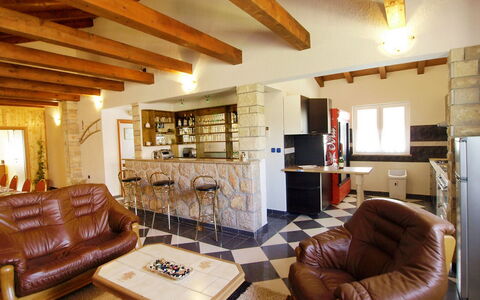 Villa Ana: Kamer, Woonkamer, Eigendom, Interieur Ontwerp, Gebouw, Meubilair, Plafond, Straal, Huis, Huis