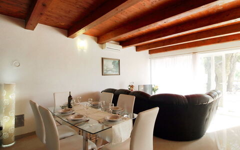 Villa Sandra: Kamer, Eigendom, Gebouw, Interieur Ontwerp, Plafond, Meubilair, Eetkamer, Huis, Tafel, Verdieping