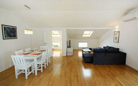 Gabriela: Kamer, Houten Vloer, Verdieping, Eigendom, Gebouw, Hardwood, Meubilair, Interieur Ontwerp, Laminaatvloer, Flooring