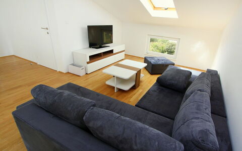 Gabriela: Meubilair, Kamer, Verdieping, Woonkamer, Eigendom, Interieur Ontwerp, Bankstel, Comfort, Houten Vloer, Tafel