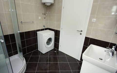 Gabriela: Toilet, Badkamer, Eigendom, Wc Bril, Kamer, Tegel, Loodgieterswerkinrichting, Verdieping, Architectuur, Toilet
