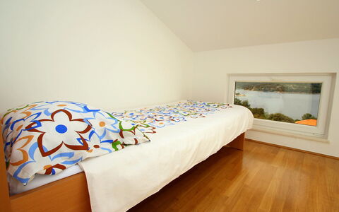 Gabriela: Slaapkamer, Bed, Meubilair, Kamer, Bed Frame, Eigendom, Laken, Verdieping, Houten Vloer, Muur
