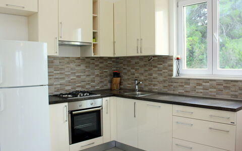 Gabriela: Countertop, Keuken, Kamer, Eigendom, Cabinetry, Meubilair, Tegel, Major Appliance, Interieur Ontwerp, Fornuis