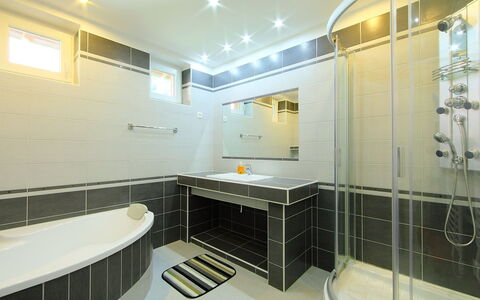 Sunshine: Badkamer, Kamer, Eigendom, Interieur Ontwerp, Gebouw, Geel, Architectuur, Plafond, Meubilair, Tegel
