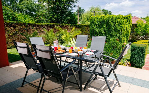 Sunshine: Fabriek, Tafel, Meubilair, Eigendom, Tableware, Plantengemeenschap, Lucht, Klapstoel, Stoel, Natuur