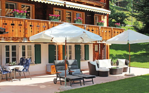 Chalet Jrene: Patio, Eigendom, Gebouw, Huis, Schaduw, Paraplu, Backyard, Huis, Onroerend Goed, Dak