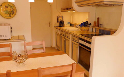 Chalet Jrene: Meubilair, Tafel, Cabinetry, Hout, Bureau, Interieur Ontwerp, Stoel, Keuken, Verdieping, Woonkamer